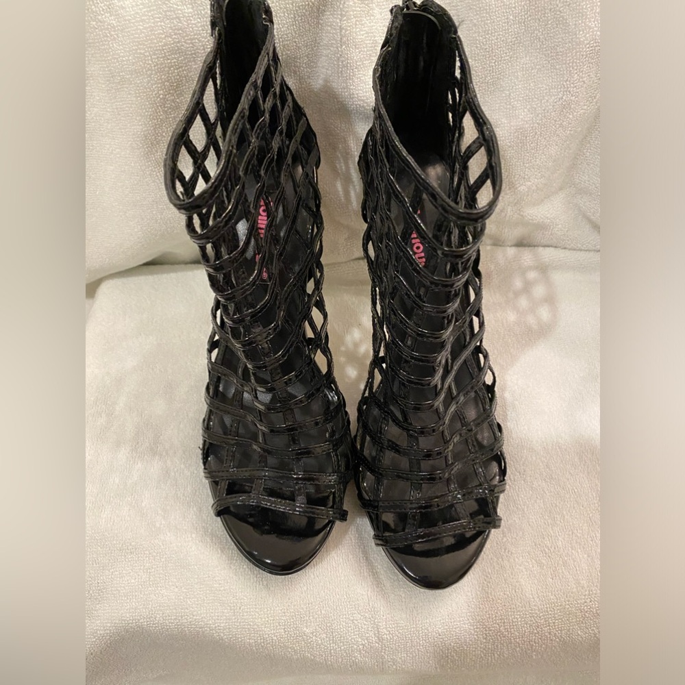 NWOT DOLLHOUSE Size 8 Cage Style Open Toe Heels In Black Patent Finish